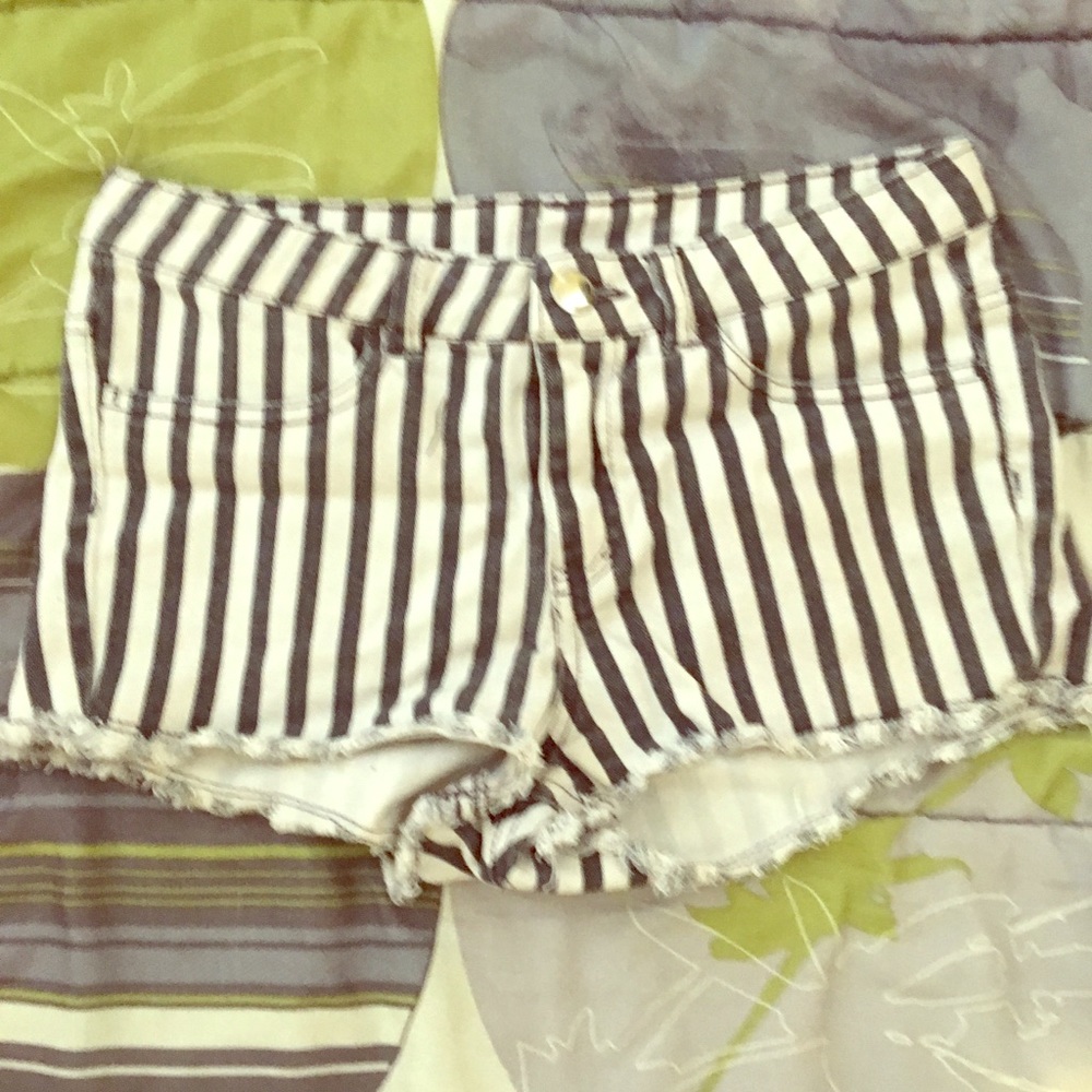 Vertical Black & White Short